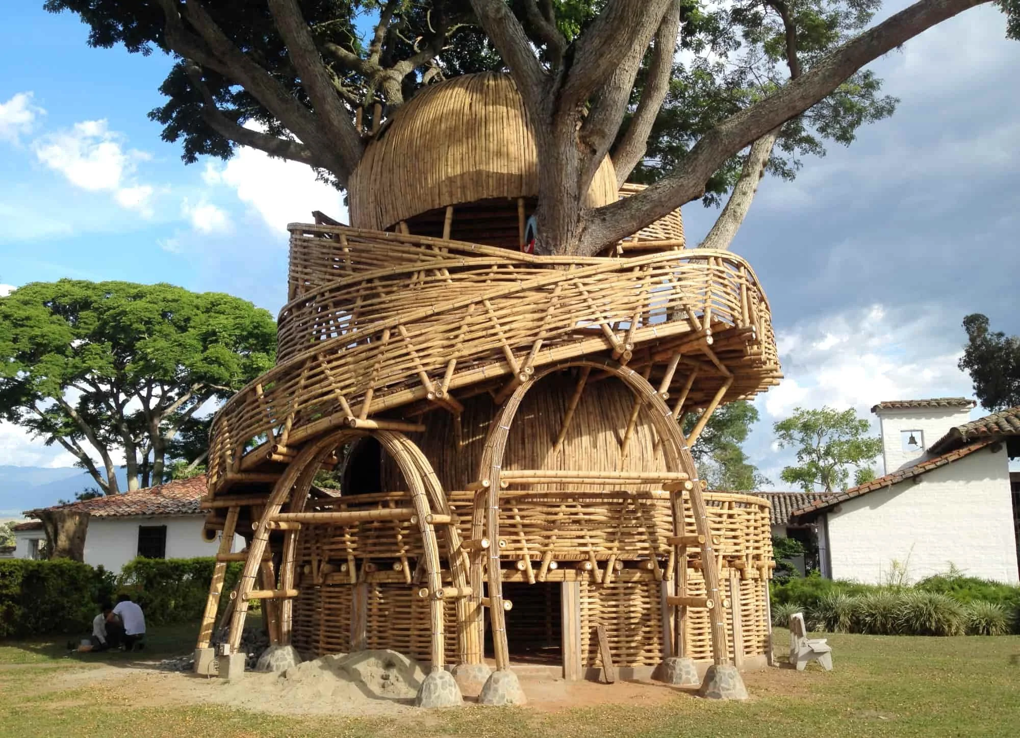 Casa de Arbol en latas de Guadua